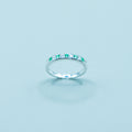 Anillo Medio Cintillo con Circones Verdes