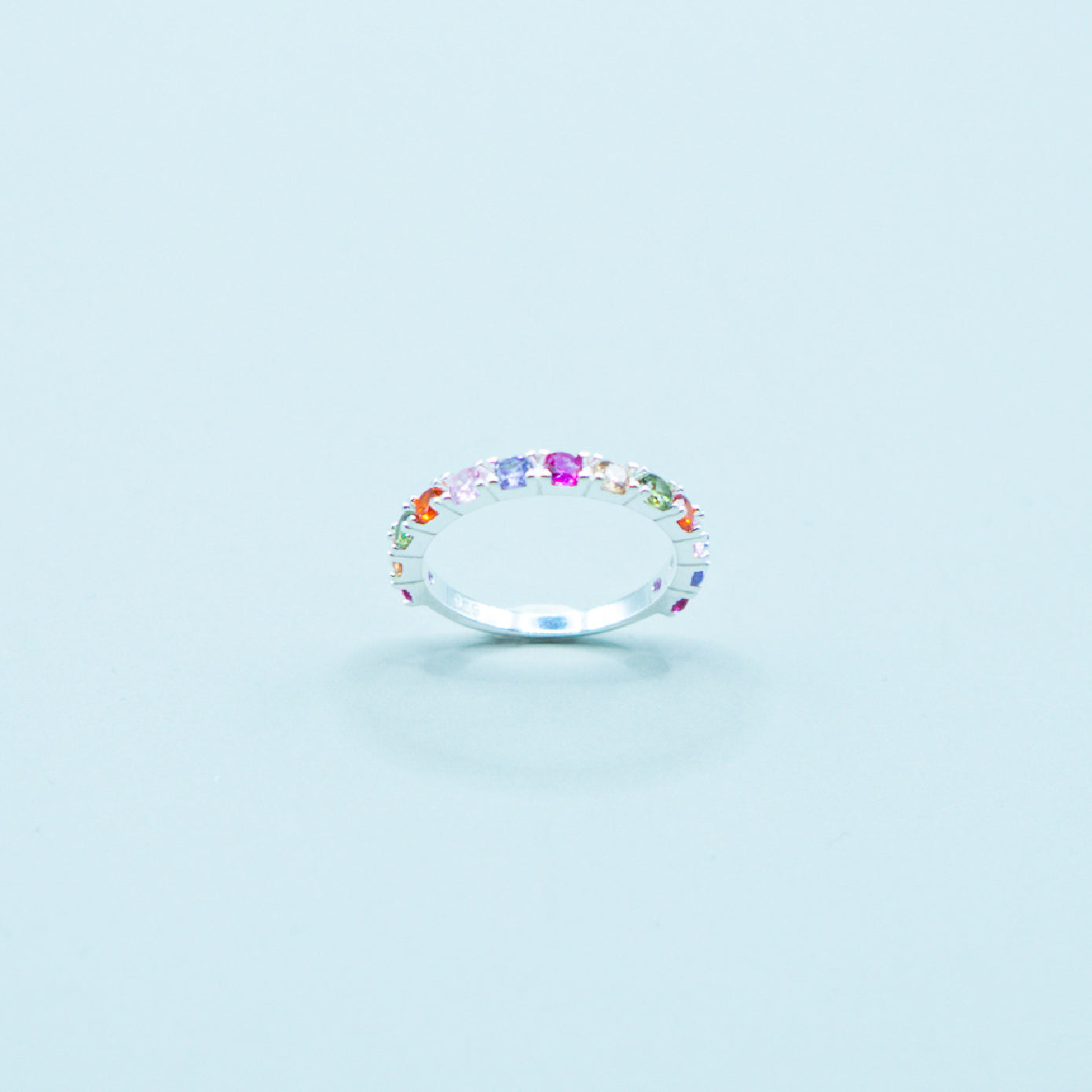 Anillo Medio Cintillo con Circones Coloridos